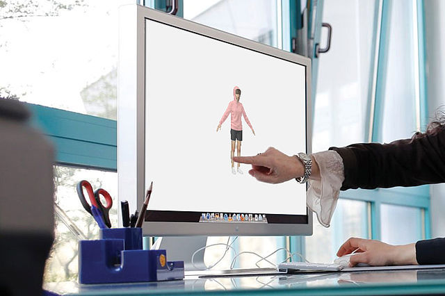 3D Design Training for Suppliers at Hohenstein Digital Fitting Lab Trainer pointing at 3D avatar on computer screen